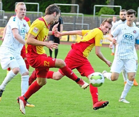 Yannick Langesberg (l. in Gelb) und Valentin Henneke im Sturmlauf: So will der SV Lippstadt auch heute im Nachholspiel zu Hause gegen den TuS Ennepetal auftreten. Im Hinspiel kassierten die Schwarz-Roten allerdings die höchste Saison-Niederlage. – Foto: L