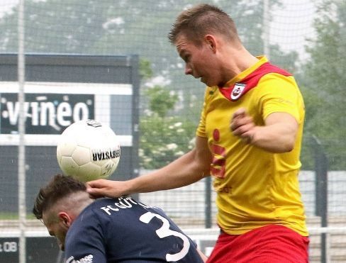 Marvin Joswig (r.) stand gestern zum zweiten Mal hintereinander für den verletzten Nils Köhler in der Startelf des SV Lippstadt. Der Verteidiger erledigte seine Aufgabe souverän. In dieser Szene rückte er Güterslohs Mergim Deljiu auf die Pelle. – Foto: Lü