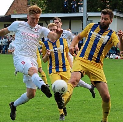 Hendrik Brauer (l.), der hier von Ehringhausens Spielertrainer Christopher Köthemann (r.) noch gestoppt wird, brachte den SV kurz nach dem Seitenwechsel mit 2:1 in Führung. – Foto: Wiegand