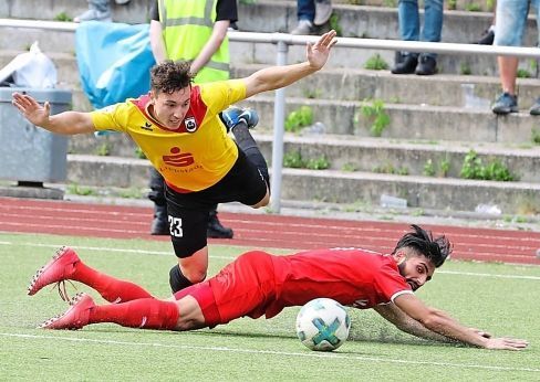 Die Überflieger vom SV Lippstadt landeten gestern kurzfristig auf dem dem harten Boden der Tatsachen. Nils Köhler (in Gelb) verlor mit den Schwarz-Roten 0:2 in Kaan-Marienborn. Damit rutschten die SVer auf Platz drei, können den Aufstieg aber immer noch a