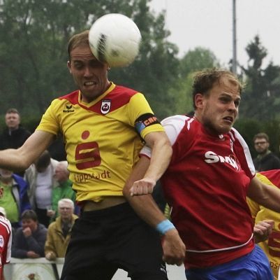 Fabian Lübbers (l.), so wie man ihn kennt. Der Kapitän des SV Lippstadt ist ein Vorbild in Sachen Einsatz und Kampfkraft. Dazu kommt seine ausgeprägte Kopfballstärke. All das wird der 26-Jährige Sonntag im Finale gegen Siegen einbringen. - Foto: Lütkehaus