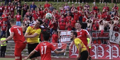 Eine Party in Rot wollen die Fans des SV Lippstadt am Sonntag im Stadion am Bruchbaum feiern. Im Endspiel um den Aufstieg in die Regionalliga müssen die Kicker in den gelben Glückstrikots, hier Benjamin Klingen (l.) und Yannick Langesberg, gegen die Sport
