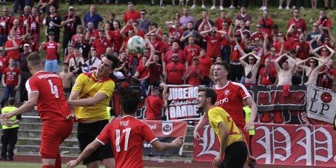 Eine Party in Rot wollen die Fans des SV Lippstadt am Sonntag im Stadion am Bruchbaum feiern. Im Endspiel um den Aufstieg in die Regionalliga müssen die Kicker in den gelben Glückstrikots, hier Benjamin Klingen (l.) und Yannick Langesberg, gegen die Sport