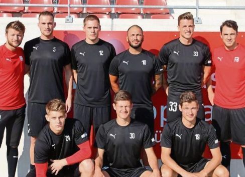 Daniel Berlinski (h.l.) und Felix Bechtold (r.), der neu im Trainerteam ist, begüßten die Neuzugänge (h.v.l.) Simon Schubert, Jannik Erlmann, Saban Kaptan, Janik Brosch sowie (v.v.l.) Wojciech Kossmann, Kevin Hoffmeier und Marcel Hoffmeier.