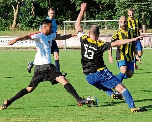 SV-Gastspieler Dersim Kaynak (l.) kam gestern im Testspiel gegen den A-Ligisten VfB Salzkotten über die rechte Seite und brauchte zunächst etwas Zeit, um ins Spiel zu kommen. – Foto: Raestrup