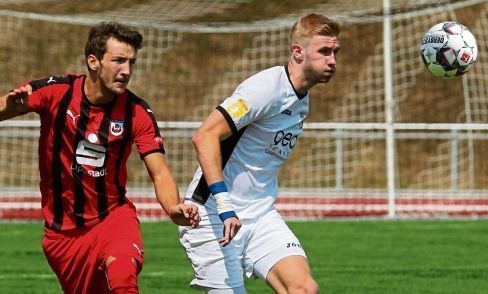 Yannick Langesberg (l.) bereitete im Anschluss an eine Ecke die 1:0-Führung für den SV beim KSV Baunatal vor, die schließlich Kapitän Fabian Lübbers besorgte. Im vorletzten Testspiel überzeugte der Lippstädter Regionalligist zwar in der Defensive, in der 