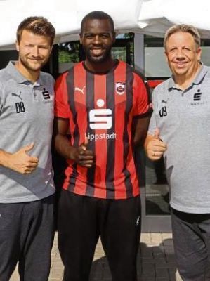 Daniel Berlinski (l.) und Dirk Brökelmann begrüßten Exauce Andzouana als 22. Spieler des SV-Kaders. – Foto: Raestrup