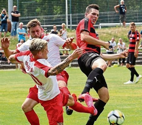 Der Einsatz stimmte, die Leistung eigentlich auch – nur eben das Ergebnis nicht. Benjamin Klingen (r.) verlor gestern mit dem SV Lippstadt das letzte Testspiel beim KSV Hessen Kassel mit 0:1. – Foto: Lütkehaus