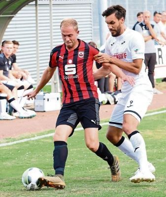 Wird Kapitän Fabian Lübbers (l.) den SV Lippstadt heute beim Auftakt der Regionalliga West zum ersten Sieg führen? Diese Frage stellen sich nicht nur die Fans. Bei der U23 von Fortuna Düsseldorf scheint ein Erfolg auf jeden Fall möglich. – Foto: Raestrup