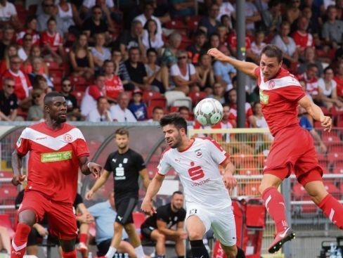 Ein Bild typisch für die erste Halbzeit: Fortuna Düsseldorf gegen Paolo Maiella (in Weiß). Der kleine Wirbelwind des SV Lippstadt war in den ersten 45 Minuten nicht zu bremsen und hatte drei, vier gute Torgelegenheiten, die er jedoch allesamt ungenutzt ließ. – Foto: Lütkehaus