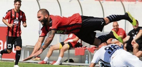 Es hat niemand erwartet, dass sich die Fußballer des SV Lippstadt in der Regionalliga West gleich als Überflieger entpuppen. Eine Bruchlandung war die 1:2-Niederlage im ersten Heimspiel gegen den SV Rödinghausen allerdings auch nicht. Der Aufsteiger, hier mit Saban Kaptan und Nils Köhler (l.), hat gegen einen sehr starken Kontrahenten verloren und dabei mit hundert Prozent Einsatzbereitschaft überzeugt. – Foto: Lütkehaus