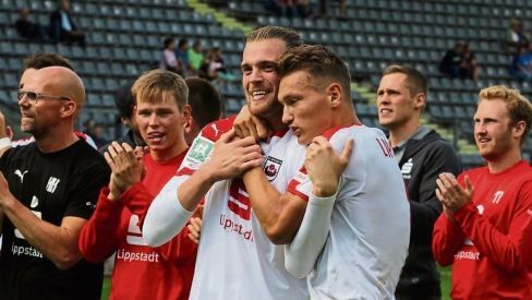 Glückseligkeit in Schwarz, Rot und Weiß: Unmittelbar nach dem Abfiff freuten sich (v.l.) Co-Trainer Heiko Hoffmann, Marvin Joswig, Simon Schubert, Sven Köhler, Jannik Erlmann und Stefan Kaldewey gemeinsam mit den Fans. – Foto: Raestrup