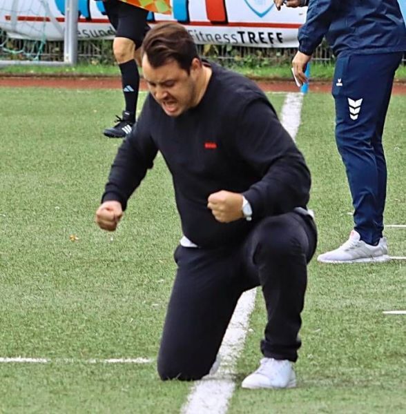 Geballte Fäuste als Geste der Triumphes beim Abpfiff: So sieht man Trainer Felix Bechtold eher selten.