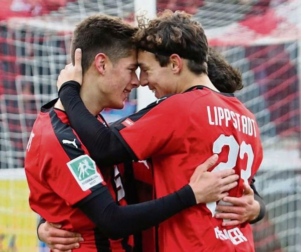 So sieht wahre Fußballliebe aus: Nils Köhler (r.) freut sich mit Marcel Hoffmeier über dessen vorentscheidenden Treffer zum 3:1. Für das Lippstädter Eigengewächs war es Saisontor Nummer zwei.  Fotos: Raestrup