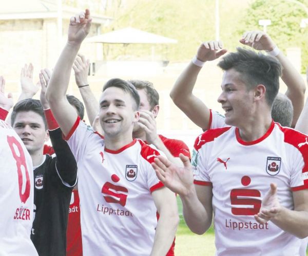 Es durfte kräftig gejubelt werden beim SV: In erster Linie über den 1:0-Sieg bei der U23 von Borussia Dortmund, aber höchstwahrscheinlich auch über den Klassenerhalt (v.l.): Torhüter Christopher Balkenhoff, Torschütze Kevin Holz, Stefan Kaldewey (verdeckt) und Kevin Hoffmeier. Fotos: Lütkehaus