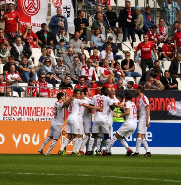 Beim 2:0 durch Kapitän Fabian Lübbers klappte das mit dem Jubeln schon ganz gut. Foto Lütkehaus