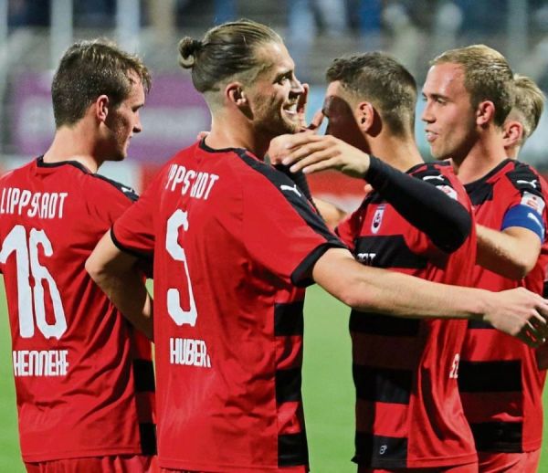 Sie sind eher seltene Gäste auf der Torschützenliste, doch gestern Abend erzielten beide ihr erstes Saisontor für den SV Lippstadt: Valentin Henneke (l.) und Simon Schubert (2.v.l.). Dafür gabs Glückwünsche von Sven Köhler und Fabian Lübbers (v.l.).    Foto: Lütkehaus Sie sind eher seltene Gäste auf der Torschützenliste, doch gestern Abend erzielten beide ihr erstes Saisontor für den SV Lippstadt: Valentin Henneke (l.) und Simon Schubert (2.v.l.). Dafür gabs Glückwünsche von Sven Köhler und Fabian Lübbers (v.l.).    Foto: Lütkehaus