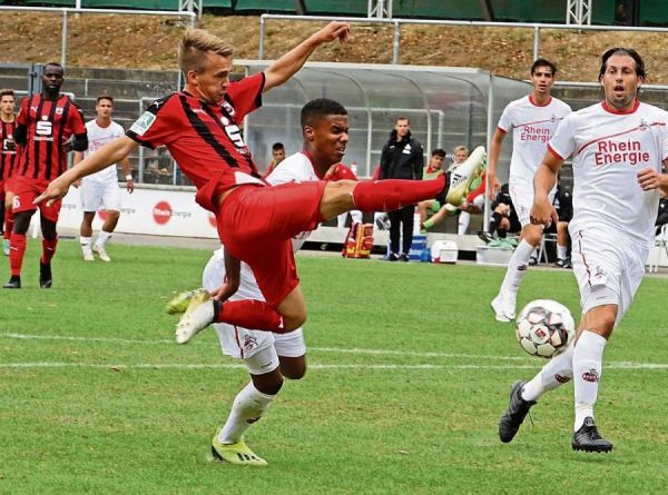 Erster Startelf-Einsatz für Kevin Holz (Mitte), der gleich die beste Chance für den SV Lippstadt besaß. Die vergab er jedoch in der 13. Minute zu überhastet. In dieser Szene kommt er nicht mehr an den Ball. Links im Bild Exauce Andzouana, der als einziger Stürmer praktisch auf sich allein gestellt war.    Fotos: Lütkehaus