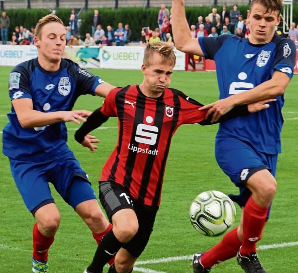 Das ist mal ‘ne Serie: Zum dritten Mal hintereinander erzielte Kevin Holz (in Rot) das 1:0 für den SV Lippstadt – gegen Herkenrath, in Essen und jetzt auch wieder gegen Bonn. Am Ende siegte der Aufsteiger gegen die Ex-Hauptstädter mit 3:0.    Fotos: Lütkehaus