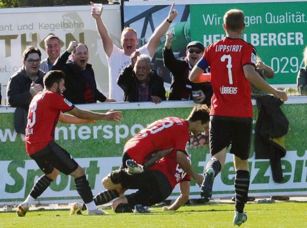 Purer Jubel in Schwarz und Rot: Paolo Maiella (l.) der zur Halbzeit kam und die linke Lippstädter Angriffsseite belebte, jubelt mit den Fans, dem Last-Minute-Torschützen Nils Köhler, Gerrit Kaiser und Kapitän Fabian Lübbers (v.l.). „Ein geiles Gefühl. Mein erstes Regionalliga-Tor“, freute sich Köhler nach der Partie.    Fotos: Raestrup Purer Jubel in Schwarz und Rot: Paolo Maiella (l.) der zur Halbzeit kam und die linke Lippstädter Angriffsseite belebte, jubelt mit den Fans, dem Last-Minute-Torschützen Nils Köhler, Gerrit Kaiser und Kapitän Fabian Lübbers (v.l.). „Ein geiles Gefühl. Mein erstes Regionalliga-Tor“, freute sich Köhler nach der Partie.    Fotos: Raestrup