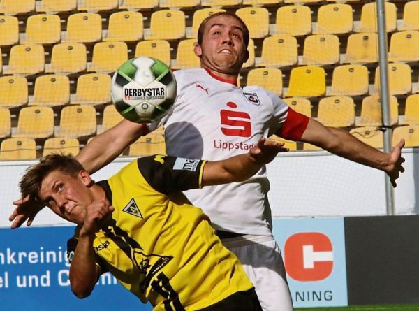 SV-Kapitän Fabian Lübbers (hinten) hatte gegen Alemannia Aachen alle Hände voll zu tun. Die starken Rheinländer setzten die Gäste aus Lippstadt früh unter Druck und kamen so zu einer Reihe von guten Torchancen. Am Ende half der Mannschaft vom Tivoli aber ein Patzer von Langesberg zum entscheidenden Tor.    Fotos: Raestrup