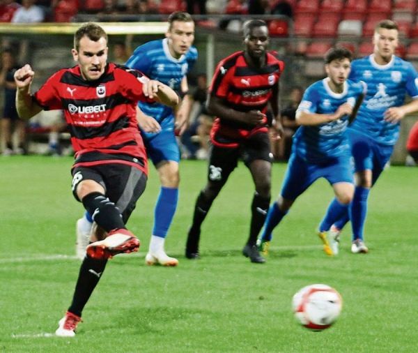 Der Schuss ins Glück: Robin Hoffmann fasste sich ein Herz und versenkte den Elfmeter in der 90. Minute zum entscheidenden 2:1 im Ahlener Tor. Last Minute scheint den Lippstädtern in dieser Saison wirklich zu liegen.    Foto: Lütkehaus