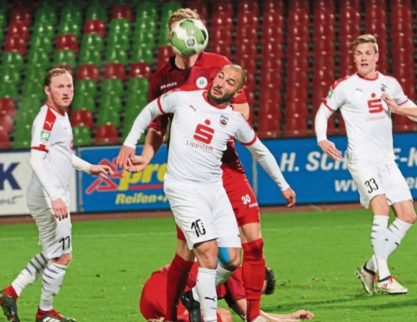 Stefan Kaldewey (l.) und Janik Brosch (r.) beobachten hier den Zweikampf ihres Teamkollegen Saban Kaptan. Als Paolo Maiella in Oberhausen für den SV nach 72 Minuten auf 1:2 verkürzte, keimte noch einmal Hoffnung im Lippstädter Lager auf. Doch nur wenige Minuten später machte SWO mit dem 3:1 dann alles klar.  Fotos: Raestrup