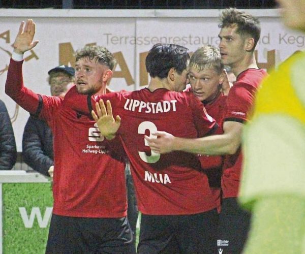 Dreierpack geschnürt, von den Teamkollegen abgefeiert: Blondschopf Nico Tübing (2.v.r.) war Spieler des Spiels beim 4:1 gegen Clarholz. Der Stürmer erzielte seine Saisontore drei, vier und fünf. Besser kann es doch gar nicht laufen. Fotos: Thorsten Heinke