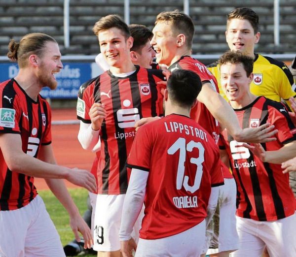Spontane Siegesfeier mit dem Matchwinner Sven Köhler Spontane Siegesfeier mit dem Matchwinner Sven Köhler