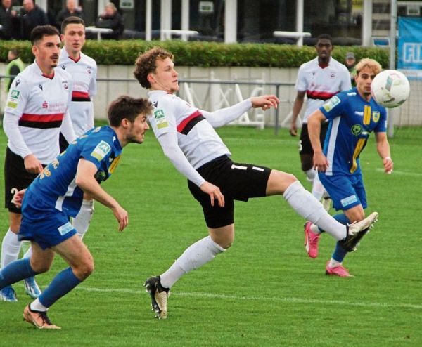 Man hatte das Gefühl, als hätten die Lippstädter (hier mit Ufuk, Klann, N. Munsters und Kaba, v.l.) noch stundenlang spielen können. Irgendwie war der Wurm drin bei den Gästen, die sich dem 1. FC Düren verdient mit 0:2 geschlagen geben mussten. Fotos: Heinke