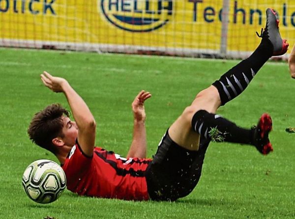 Hart auf dem Boden der Tatsachen gelandet: Der SV Lippstadt verlor das Derby gegen den SC Verl vor 776 Zuschauern mit 0:5 (0:2). Als Hakan Sezer eingewechselt wurde, stand es bereits 2:0 für die Gäste. Hart auf dem Boden der Tatsachen gelandet: Der SV Lippstadt verlor das Derby gegen den SC Verl vor 776 Zuschauern mit 0:5 (0:2). Als Hakan Sezer eingewechselt wurde, stand es bereits 2:0 für die Gäste.