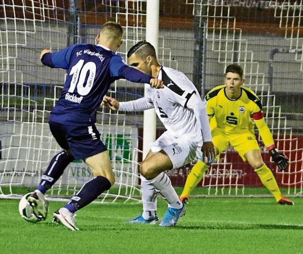 Lippstadts Derby-Held Christopher Balkenhoff (r.) hielt den Punkt beim 0:0 in Wiedenbrück fest. In der 81. Minute entschärfte der reaktionsschnelle SV-Torwart einen Elfmeter von Maier, kurz danach zeigte er gegen denselben Spieler eine Glanzparade. Fotos: Lütkehaus Lippstadts Derby-Held Christopher Balkenhoff (r.) hielt den Punkt beim 0:0 in Wiedenbrück fest. In der 81. Minute entschärfte der reaktionsschnelle SV-Torwart einen Elfmeter von Maier, kurz danach zeigte er gegen denselben Spieler eine Glanzparade. Fotos: Lütkehaus