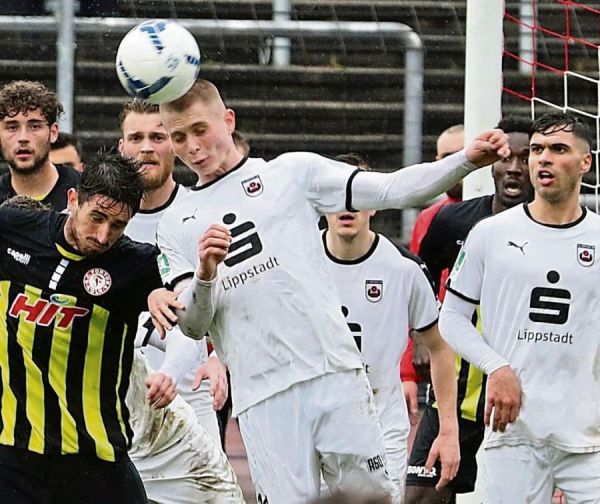 Fortuna Köln war bei Standards brandgefährlich. Da musste selbst der offensive Anton Heinz, der hier den Ball nach einer Ecke wegköpft, in der Lippstädter Abwehr aushelfen. Simon Schubert (l.) und Cinar Sansar (r.) verfolgten die Situation ganz genau. Fotos: Lütkehaus