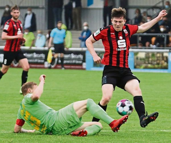Marvin Mika (r.; im Hintergrund Valentin Henneke) spielte im letzten Saisonspiel in Straelen im Sturmzentrum des SV Lippstadt. Der 20-Jährige machte seine Sache gut, musste aber nach einer Stunde mit einer Verletzung am Sprunggelenk raus. Fotos: Lütkehaus