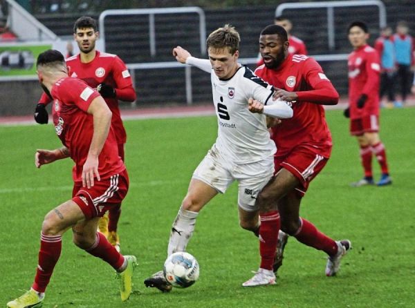 Lippstadts Dauerbrenner Jan-Lukas Liehr (3.v.l.) spulte auch in Bergisch Gladbach zahlreiche Kilometer ab. Mit dem souveränen 3:0-Auswärtssieg hat sein Team die Abstiegsränge verlassen und blickt einem entspannten Weihnachtsfest entgegen. Doch vorher wartet noch der SV Straelen. Fotos: Raestrup