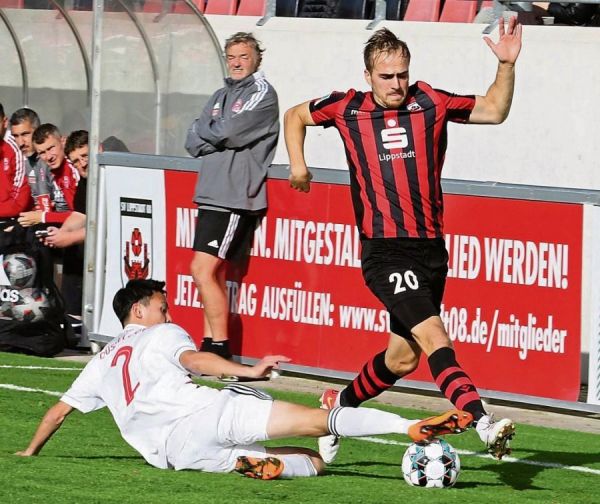 Phil „Philinho“ Halbauer war im im Spiel gegen Fortuna Düsseldorf praktisch nicht zu stoppen. Der Linksverteidiger des SV Lippstadt bereitete nicht nur das 1:0 vor, sondern holte mit einem brasilianischen Zauberdribbling auch den Elfmeter zum 5:2-Endstand heraus. Fotos: Lütkehaus