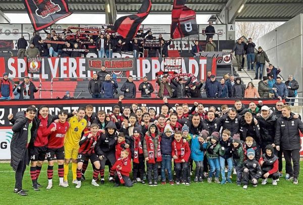 Gruppenbild mit Fans und Einlaufkindern: Am 30. Spieltag machte der SV Lippstadt mit dem 3:0 gegen Bocholt den Klassenerhalt in der Regionalliga West perfekt. Klar, dass diese extrem gute Leistung der Mannschaft gebührend gefeiert wurde. Fotos: Lütkehaus