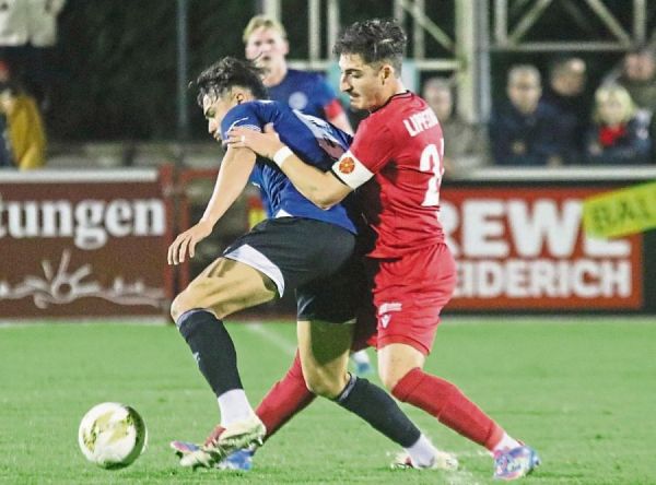 Räumte im Mittelfeld vieles ab und war darüber hinaus noch in den Spielaufbau seiner Mannschaft involviert: In der ersten Halbzeit aber leistete sich SV-Kapitän Fatih Ufuk (r.) einen katastrophalen Ballverlust, der aus Lippstädter Sicht zum Glück folgenlos blieb. Fotos: Thorsten Heinke