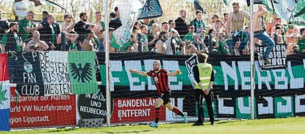 Ausgelassener Jubel vor den Münster-Fans: Der eingewechselte Paolo Maiella erzielte in der 93. Minute nach einem Konter den 3:3-Ausgleich für den SV Lippstadt und verwandelte die Liebelt-Arena in ein Tollhaus.Fotos: Lütkehaus