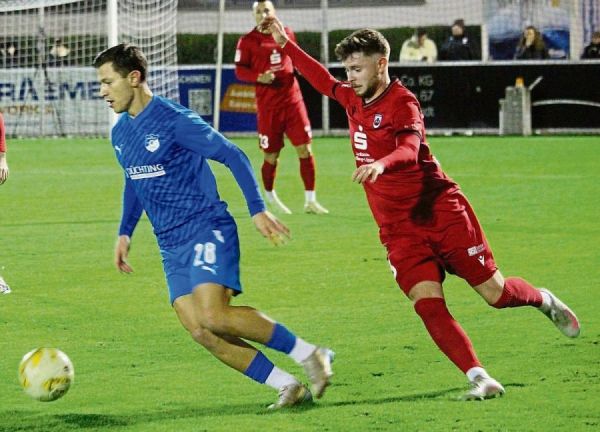 Die 605 Zuschauer in der Liebelt-Arena sahen keine Tore: Das Kirmes-Flutlicht-Freitagspiel zwischen dem SV Lippstadt (rote Trikots, hier mit Fabian Brosowski) und Westfalia Rhynern endete 0:0. Gerade in den zweiten 45 Minuten kam von beiden Mannschaften doch sehr wenig Produktives. Fotos: Thorsten Heinke
