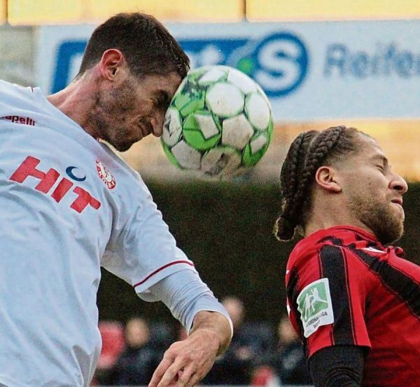 Autsch: Fortunas Försterling (l.) ist hier zwar vor Lippstadts Yasin Altun (r.) am Ball, allerdings tut die Szene schon beim Hinschauen weh. Doch gleich die Entwarnung: Der Kölner konnte nach diesem Kopfball-Nasenduell weiterspielen. Fotos: Heinke