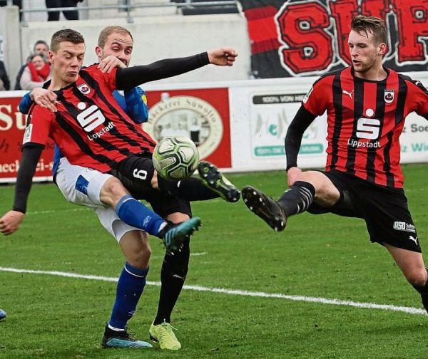 In dieser Szene hätte unmittelbar nach dem 1:0 für den SV Lippstadt das 2:0 fallen können. Doch der Ex-Schalker Finn Heiserholt (l.) und Valentin Henneke (r.) behinderten sich beim Abschluss gegenseitig. Der ehemalige Lippstädter Kapitän Fabian Lübbers klammert fleißig von hinten. Fotos: Raestrup