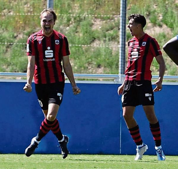 Die Freude muss raus! Der Ex-Schalker Phil Halbauer (l.) erzielte das 1:1 für den SV Lippstadt. Rechts jubelt Henri Matter, der ebenfalls schon das S04-Trikot trug.