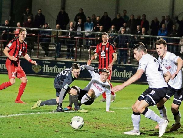 Auch wenn die Verler Defensivabteilung hier ziemlich erschrocken guckt: Ein Treffer für den SV Lippstadt wollte gestern Abend nicht fallen. Zwar spielte die Mannschaft von Trainer Daniel Berlinski trotz Unterzahl in der zweiten Hälfte beherzt auf. Doch zu einem Punkt beim Nachbarn reichte es nicht. Fotos: Lütkehaus