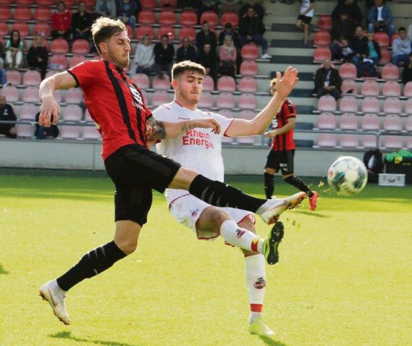 In dieser Szene grätscht der SV Lippstadt in Person von Marius Kröner (l.) mal dazwischen. Das war nicht immer der Fall bei der 1:4-Niederlage im Kölner Franz-Kremer-Stadion. Die Schwarz-Roten spielten schwach und über weite Strecken auch emotionslos. Fotos: Lütkehaus