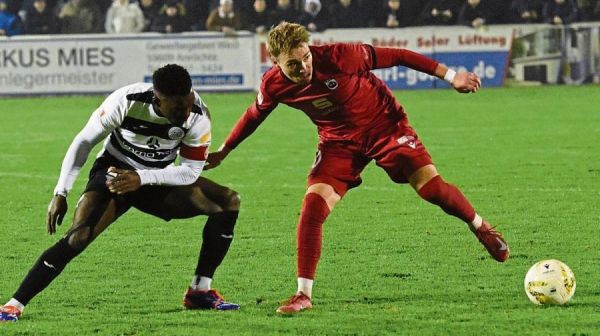 Saß fünf Minuten vor der Halbzeit plötzlich auf dem Rasen und hielt sich den linken Oberschenkel: Für Lippstadts Maximilian Franke (r.) war das Topspiel vorzeitig beendet. Ihn ersetzte Simon Kötter. Bis zu seiner Auswechslung beschäftigte Franke die gegnerische Abwehrreihe ganz schön. Fotos: Thorsten Heinke Saß fünf Minuten vor der Halbzeit plötzlich auf dem Rasen und hielt sich den linken Oberschenkel: Für Lippstadts Maximilian Franke (r.) war das Topspiel vorzeitig beendet. Ihn ersetzte Simon Kötter. Bis zu seiner Auswechslung beschäftigte Franke die gegnerische Abwehrreihe ganz schön. Fotos: Thorsten Heinke