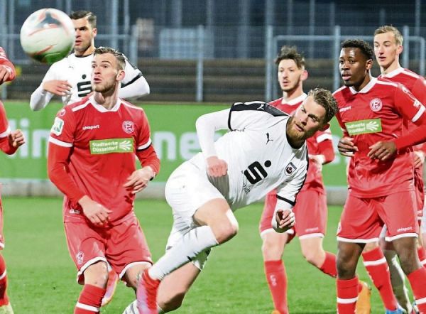 Viel Kampf bestimmte die Partie des SV Lippstadt, hier mit Cinar Sansar (l.) und Simon Schubert (3.v.l.), bei der U23 von Fortuna Düsseldorf über weite Strecken. Richtig Fahrt nahm das Spiel erst in den letzten 25 Minuten auf. Am Ende trennten sich beide Mannschaften verdientermaßen mit 1:1.Fotos: Lütkehaus