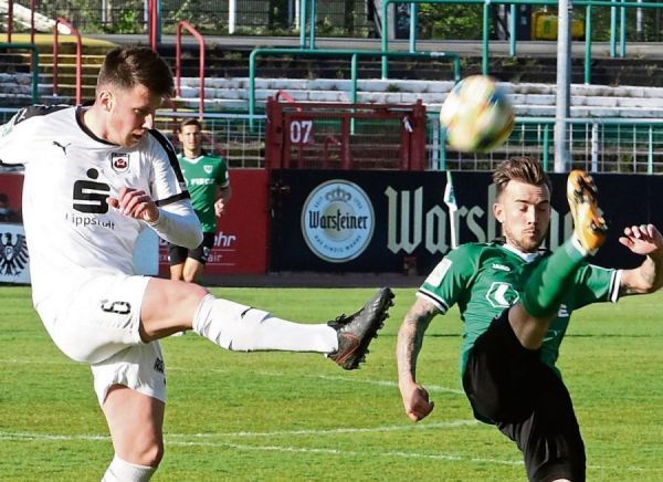 Kai-Bastian Evers (l.) feierte am Mittwoch seinen 31. Geburtstag. Geschenke verteilte Preußen Münster jedoch nicht. Im Gegenteil: Eiskalt präsentierte sich der Drittliga-Absteiger vor dem gegnerischen Tor – der entscheidende Vorteil im Duell mit den abschlussschwachen Lippstädtern an diesem Tag.Fotos: Lütkehaus