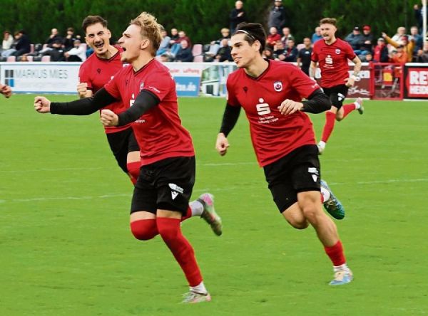 Der SV Lippstadt bleibt zu Hause eine Macht: Im vierten Heimspiel feierte das Team von Trainer Bechtold den vierten Sieg und festigte damit die Tabellenführung. Vor knapp 600 Zuschauern in der Liebelt-Arena stellten Franke per Elfmeter und Ufuk den verdienten 2:0-Erfolg über den Aufsteiger TuS Hiltrup sicher.  Oberliga Westfalen SV Lippstadt - TuS Hiltrup 2:0 (0:0) Lippstadt – Vier Heimspiele, vier Siege. „Fußball ist ein Ergebnissport“, schmunzelte der SV-Coach, wohl wissend, dass seinen Schützlingen am Samstagnachmittag eine durchschnittliche Leistung genügte, um die drei Punkte einzufahren. Wieder zu Null. Und das ist imponierend: Weder dem TuS Ennepetal, noch Türkspor Dortmund, dem 1. FC Gievenbeck und jetzt dem TuS Hiltrup gelang es, in mehr als 360 Minuten, einen Treffer in der Liebelt-Arena zu erzielen. Das ist mal eine Zwischenbilanz – Respekt!  Der Aufsteiger aus Hiltrup hatte sich in der Oberliga eigentlich ganz gut eingegroovt. In den letzten vier Begegnungen erreichte er zwei Siege und ein Unentsc