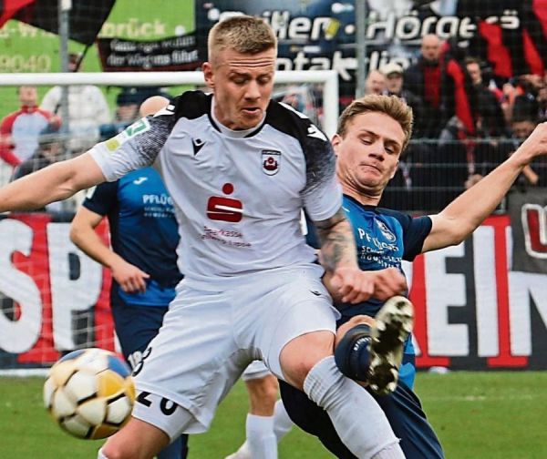 Es sieht aus wie Kampf, dieses Duell zwischen Lippstadts Gerrit Kaiser (l.) Und Wiedenbrücks Jan-Lukas Liehr, aber dem SV fehlte am Samstag die richtige Einstellung, wie man sie in einem Derby voraussetzen darf. Die Konsequenz war eine verdiente 0:3-Klatsche. Fotos: Lütkehaus